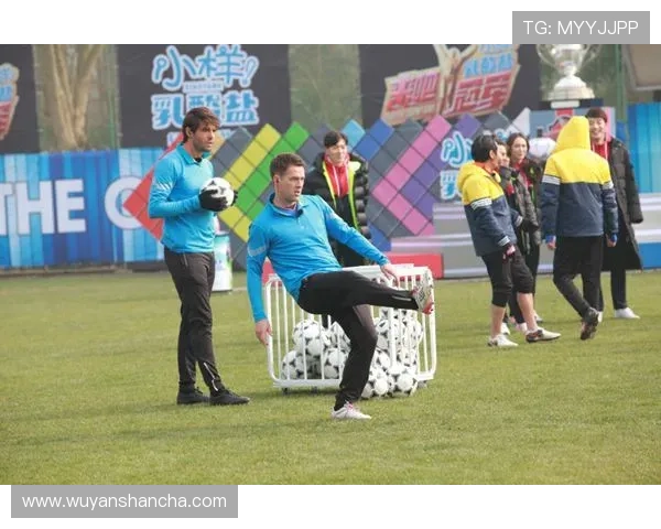 卡卡传奇重现足球场上的风采与激情，回顾他的辉煌职业生涯与影响力